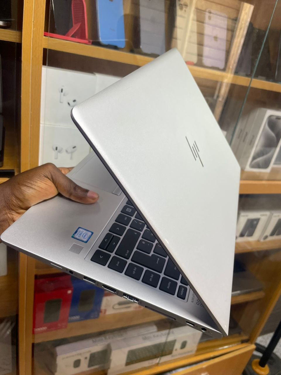 HP Elitebook 840 G6 Processor Intel Core i7 Storage Ram:16GB RAM 512GB SSD 8th gen - Image 2